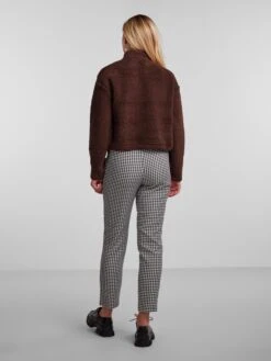 Pieces Fleecepullover "Ferna" In Dunkelbraun -Mode Damen pieces fleecepullover ferna in dunkelbraun 2