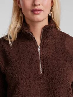 Pieces Fleecepullover "Ferna" In Dunkelbraun -Mode Damen pieces fleecepullover ferna in dunkelbraun 3
